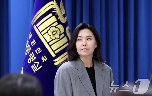 강유정 대통령실 대변인이 5일 서울 용산구 대통령실 청사에서 현안 브리핑을 마친 뒤 자리를 이동하고 있다. 이재명 대통령은 이날 한덕수 전 대통령 권한대행 국무총리가 지명한 이완규·함상훈 헌법재판관 후보자에 대한 지명을 철회했다. 강 대변인은 대통령실 브리핑을 통해 “한 전 총리가 권한 없이 지명했다”며 이같이 밝혔다. ⓒ News1 박지혜 기자