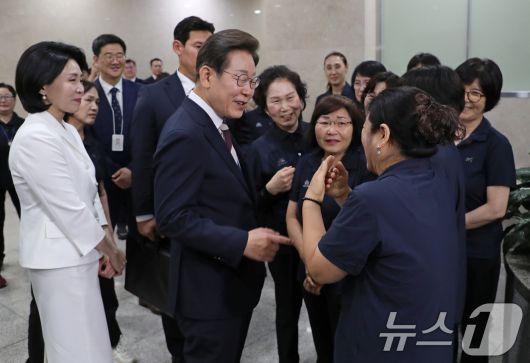 이재명 대통령이 4일 서울 여의도 국회 본청 로텐더홀에서 제21대 대통령 취임 선서를 마친 뒤 청소근로자들과 대화를 하고 있다. 2025.6.4/뉴스1 ⓒ News1 국회사진기자단