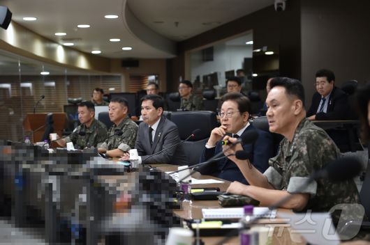 이재명 대통령이 4일 서울 용산구 합동참모본부 전투통제실을 방문해 김명수 합참의장에게 군사대비태세 보고를 받고 있다. (국방부 제공. 재판매 및 DB 금지) 2025.6.4/뉴스1
