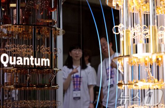지난해 경기 고양시 킨텍스에서 열린 퀀텀 코리아 2024에 참가한 IBM 관계자가 양자 컴퓨터 모형을 설명하고 있다. 2024.6.25/뉴스1 ⓒ News1 장수영 기자
