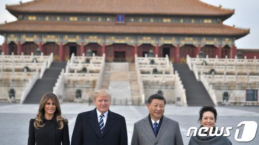 첫 임기 때인 2017년 12월 8일 중국을 방문한 도널드 트럼프 미국 대통령(왼쪽에서 두번째)과 영부인 멜라니아 여사(왼쪽)가베이징(北京) 쯔진청(紫禁城·자금성) 앞에서 시진핑(習近平, 오른쪽 두번째) 중국 국가주석, 부인 펑리위안(彭麗媛) 여사와 사진 포즈를 취했다. ⓒ AFP=뉴스1 ⓒ News1 최종일 기자