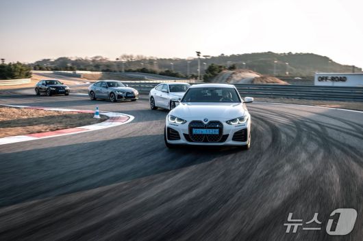 인천 영종도 BMW드라이빙 센터 트랙을 주행 중인 BMW 차량.(BMW 제공)