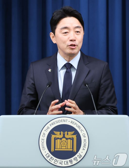 강훈식 대통령 비서실장이 5일 서울 용산구 대통령실 청사 브리핑룸에서 출입기자들과 만나 발언하고 있다. 2025.6.5/뉴스1 ⓒ News1 허경 기자