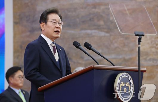 이재명 대통령이 6일  국립서울현충원에서 거행되는 제70회 현충일 추념식에 참석했다. 사진은 이 대통령이 지난 4일 서울 여의도 국회 본청 로텐더홀에서 제21대 대통령 취임사를 하고 있는 모습. 2025.6.4/뉴스1 ⓒ News1 국회사진기자단