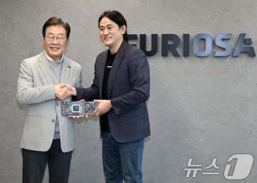 이재명 더불어민주당 대선 예비후보가 14일 서울 강남구 퓨리오사AI에서 백준호 퓨리오사AI 대표와 기념촬영을 하고 있다. 2025.4.14/뉴스1 ⓒ News1 국회사진취재단