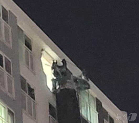 5일 오후 10시 13분께 경기 용인시 기흥구 서천동 인덕원~동탄 복선전철 공사 현장에서 대형 중장비인 천공기(지반을 뚫는 건설기계)가 15층 높이 아파트를 덮쳤다. 이 사고로 인명 피해는 발생하지 않았으나 주민 80여명이 대피했다. (독자 제공. 재판매 및 DB 금지) 2025.6.5/뉴스1 ⓒ News1 김기현 기자