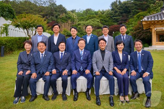 이재명 대통령이 7일 서울 한남동 관저에서 더불어민주당 1·2기 지도부 등 의원들을 초청해 가진 만찬에 앞서 기념촬영을 하고 있다. (대통령실 제공. 재판매 및 DB 금지) 2025.6.7/뉴스1 ⓒ News1 허경 기자