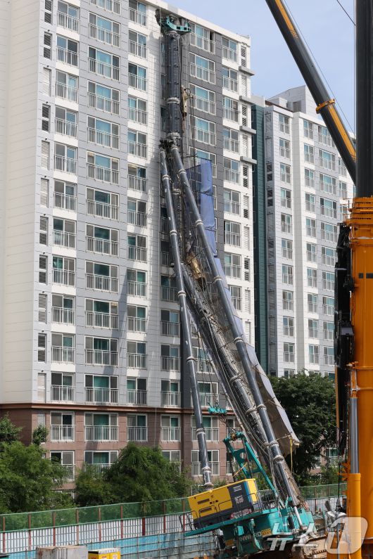 6일 오전 경기 용인시 기흥구 서천동 인덕원~동탄 복선전철 제10공구 노반신설 기타공사 현장에 '천공기'(지반을 뚫는 건설기계)가 넘어져 있다.  2025.6.6/뉴스1 ⓒ News1 김영운 기자