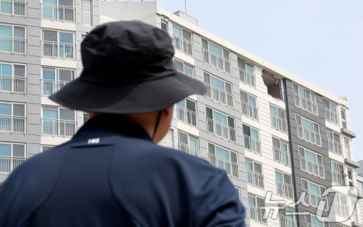 7일 오전 경기 용인시 기흥구 서천동 인덕원~동탄 복선 전철 제10공구 노반신설 기타공사 현장 천공기 사고 피해 아파트 벽면이 파손돼 있다.  2025.6.7/뉴스1 ⓒ News1 장수영 기자