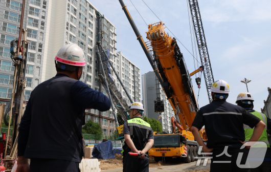 6일 오전 경기 용인시 기흥구 서천동 인덕원~동탄 복선전철 제10공구 노반신설 기타공사 현장에 '천공기'(지반을 뚫는 건설기계)가 넘어져 있다. 2025.6.6/뉴스1 ⓒ News1 김영운 기자