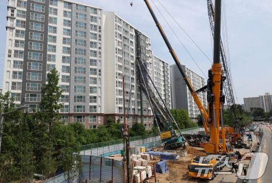 6일 오전 경기 용인시 기흥구 서천동 인덕원~동탄 복선전철 제10공구 노반신설 기타공사 현장에 '천공기'(지반을 뚫는 건설기계)가 넘어져 있다. 2025.6.6/뉴스1 ⓒ News1 김영운 기자