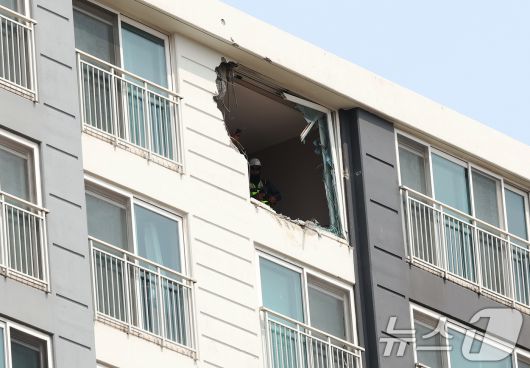 7일 오전 경기 용인시 기흥구 서천동 인덕원~동탄 복선 전철 제10공구 노반신설 기타공사 현장 천공기 사고 피해 아파트에서 관계자가 현장을 살펴보고 있다. 2025.6.7/뉴스1 ⓒ News1 장수영 기자