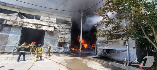 7일 오후 1시 8분쯤 경남 양산시 동면 여락리의 한 공장 창고에서 불이나 소방관들이 진화에 나서고 있다.(경남소방본부 제공. 재판매 및 DB금지)