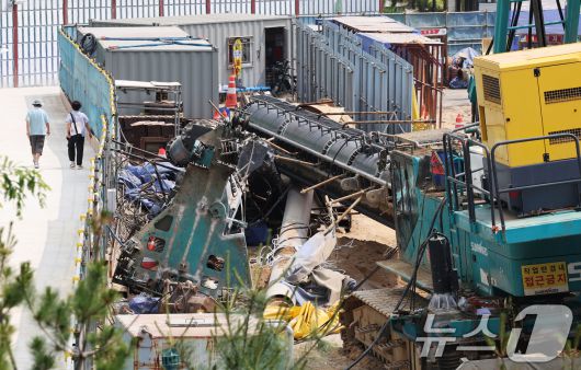 7일 오전 경기 용인시 기흥구 서천동 인덕원~동탄 복선 전철 제10공구 노반신설 기타공사 현장에서 아파트 쪽으로 넘어졌던 '천공기'가 분리된 채 정리돼 있다 2025.6.7/뉴스1 ⓒ News1 장수영 기자