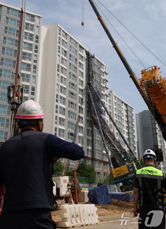 6일 오전 경기 용인시 기흥구 서천동 인덕원~동탄 복선전철 제10공구 노반신설 기타공사 현장에 '천공기'(지반을 뚫는 건설기계)가 넘어져 있다.  2025.6.6/뉴스1 ⓒ News1 김영운 기자