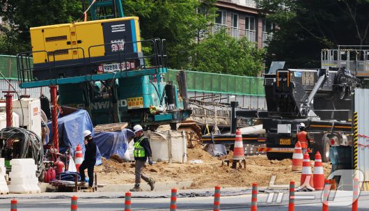7일 오전 경기 용인시 기흥구 서천동 인덕원~동탄 복선 전철 제10공구 노반신설 기타공사 현장에서 아파트 쪽으로 넘어졌던 '천공기'가 분리된 채 정리돼 있다. 2025.6.7/뉴스1 ⓒ News1 장수영 기자