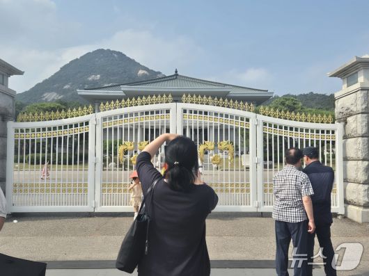 현충일 다음날인 7일 오후 3시 쯤 청와대 인근에서 관람객들이 기념사진을 찍고 있다. 2025.6.7/뉴스1 ⓒ News1 신윤하 기자