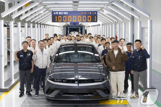 현대자동차가 1967년 자동차 산업에 첫 발을 내딛은 지 57년만에 누적 차량 생산 1억 대를 달성했다고 30일 밝혔다. 현대차는 이날 울산 출고센터에서 글로벌 누적 차량 생산 1억 대 달성 기념 행사를 개최하고, 1억 1번째 생산 차량 '아이오닉 5'를 고객에게 인도했다고 전했다. (현대자동차 제공)2024.9.30/뉴스1 ⓒ News1 송원영 기자