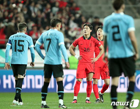 오현규가 28일 오후 마포구 상암동 서울월드컵경기장에서 열린 축구 국가대표 평가전 대한민국과 우루과이의 경기 후반전 골을 넣은 뒤 판정을 기다리고 있다.  2023.3.28/뉴스1 ⓒ News1 박정호 기자