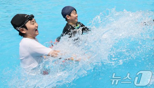 낮 최고기온이 30도를 넘으며 무더운 날씨를 보인 8일 오후 대전 대덕구 로하스산호빛공원 야외수영장에서 시민들이 더위를 식히고 있다. 2025.6.8/뉴스1 ⓒ News1 김기태 기자