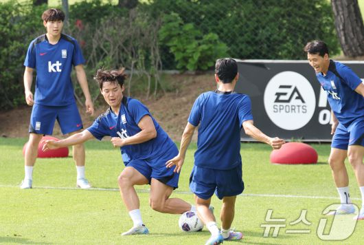 대한민국 축구 국가대표팀 오현규가 8일 오후 경기도 파주시 축구 국가대표 트레이닝센터(NFC)에서 열린 공개 훈련에서 동료들과 가볍게 몸을 풀고 있다. 11회 연속 월드컵 본선 진출 금자탑을 쌓은 홍명보호는 오는 10일 서울월드컵경기장에서 쿠웨이트와 2026 국제축구연맹(FIFA) 북중미 월드컵 아시아 지역 3차예선 최종전 을 치른다. ⓒ News1 오대일 기자