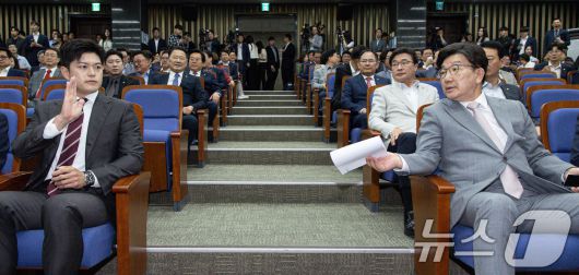 권성동 국민의힘 원내대표가 5일 오전 서울 여의도 국회에서 열린 의원총회에서 김용태 비대위원장에게 모두발언 여부를 묻고 있다. 2025.6.5/뉴스1 ⓒ News1 이재명 기자