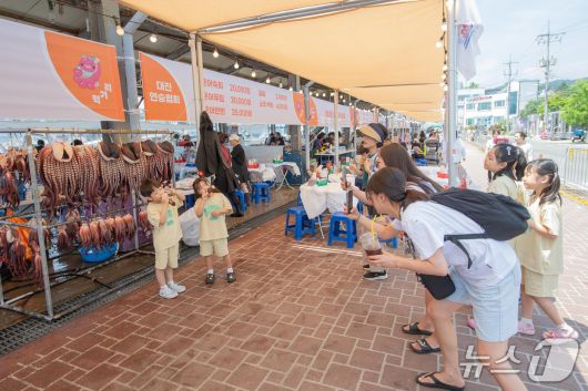현충일 연휴였던 7~8일 강원 동해안 최북단 고성군 현내면 대진항 일대에서 열린 저도 대문어축제에 방문한 나들이객들이 즐거운 시간을 보내고 있다.(강원 고성군 제공, 재판매 및 DB 금지) 2025.6.8/뉴스1