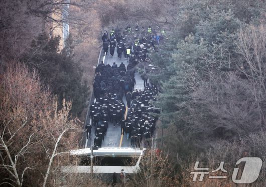 고위공직자범죄수사처와 경찰로 구성된 공조수사본부가 윤석열 대통령에 대한 2차 체포영장 집행에 나선 1월 15일 오전 서울 용산구 한남동 대통령 관저에서 공수처 수사관들과 경찰 인력이 3차 저지선을 뚫고 관저로 향하고 있다. 2025.1.15/뉴스1 ⓒ News1 오대일 기자