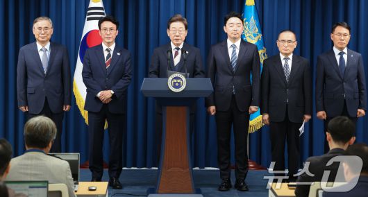 이재명 대통령이 지난 4일 서울 용산구 대통령실 청사 브리핑룸에서 국무총리와 국정원장, 대통령 비서실장 등 인선발표를 하고 있다. 2025.6.4/뉴스1 ⓒ News1 허경 기자