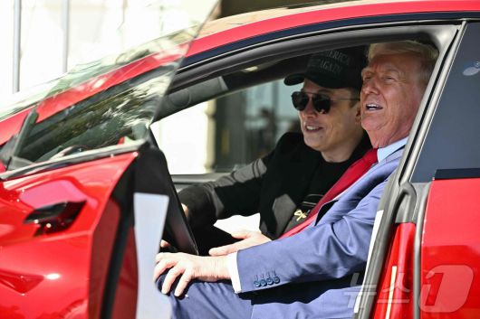 도널드 트럼프 미국 대통령이 3월 11일 (현지시간) 워싱턴 백악관에서 일론 머스크 테슬라 CEO와 빨간색 테슬라 모델 S 세단에 시승을 하고 있다. 2025.03.12 ⓒ AFP=뉴스1 ⓒ News1 우동명 기자