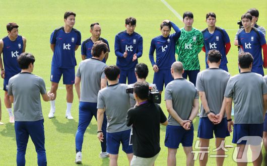 대한민국 축구 국가대표팀 손흥민이 8일 오후 경기도 파주시 축구 국가대표 트레이닝센터(NFC)에서 열린 공개 훈련에서 홍명보 감독의 훈련 지시를 경청한 후 손뼉을 치며 파이팅을 독려하고 있다. 11회 연속 월드컵 본선 진출 금자탑을 쌓은 홍명보호는 오는 10일 서울월드컵경기장에서 쿠웨이트와 2026 국제축구연맹(FIFA) 북중미 월드컵 아시아 지역 3차예선 최종전 을 치른다. 2025.6.8/뉴스1 ⓒ News1 오대일 기자