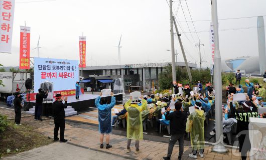 제주시 구좌읍 동복리 주민들이 8일 오전 제주시 구좌읍 동복리 제주환경자원순환센터 진입로에서 집회를 하고 있다.  2025.6.8/뉴스1 ⓒ News1 오미란 기자