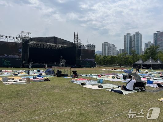 8일 오후 부산시민공원 잔디광장에 클래식 파크공연이 준비 중인 가운데 돗자리들이 깔려 있다.2025.6.8/뉴스1 ⓒ News1 장광일 기자