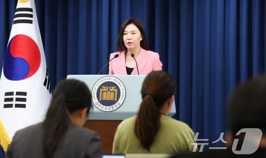 강유정 대통령실 대변인이 7일 서울 용산구 대통령실 청사에서 주요 7개국(G7) 정상회의 관련 브리핑을 하고 있다. 이재명 대통령은 오는 15~17일 캐나다에서 열리는 주요 7개국(G7) 정상회의에 초청받아 참석하기로 했다. 2025.6.7/뉴스1 ⓒ News1 허경 기자