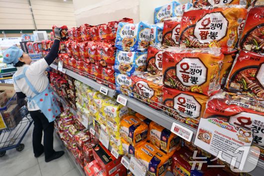 지난 5월 소비자물가 상승률이 5개월 만에 1%대로 내렸지만, 유독 먹거리 물가만은 높은 상승세를 이어가고 있다. 지난 2023년 일부 업체가 가격을 인하하기도 했던 라면은 지난달 전년 동월 대비 6.2% 상승해 1년 8개월 만에 가장 큰 폭으로 가격이 올랐다. 8일 서울의 한 대형마트에서 직원이 라면을 정리하고 있다. 2025.6.8/뉴스1 ⓒ News1 민경석 기자