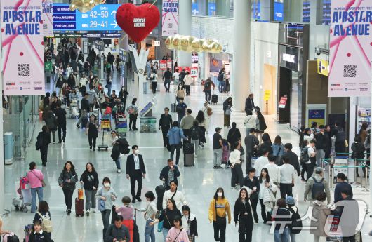 지난 3월 인천국제공항 제1터미널 면세구역에서 여행객들이 쇼핑을 하고 있다. 2025.3.25/뉴스1 ⓒ News1 장수영 기자