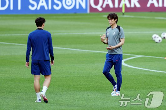 9일 서울 마포구 서울월드컵경기장에서 열린 대한민국 축구 국가대표팀 공개 훈련에서 홍명보 감독과 손흥민이 대화하고 있다. 월드컵 본선행을 조기 확정한 홍명보호는 오는 10일 오후 서울월드컵경기장에서 쿠웨이트를 상대로 2026 국제축구연맹(FIFA) 북중미 월드컵 아시아 3차 예선 B조 조별리그 최종 10차전을 치른다. 2025.6.9/뉴스1 ⓒ News1 이승배 기자