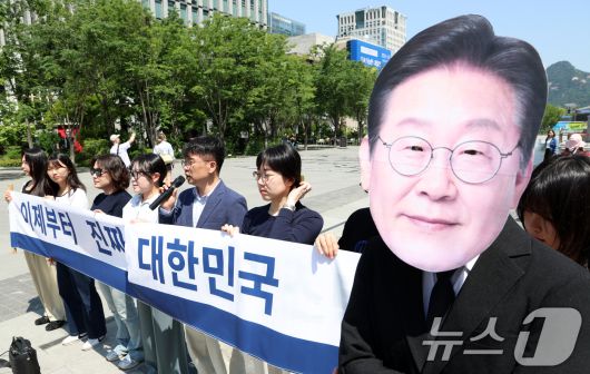 5일 오전 서울 광화문광장에서 환경운동연합 활동가들이 세계환경의 날을 맞아 기후위기 및 생태위기 해결을 위한 새 정부의 환경정책 이행 촉구 기자회견을 하고 있다. 2025.6.5/뉴스1 ⓒ News1 김명섭 기자