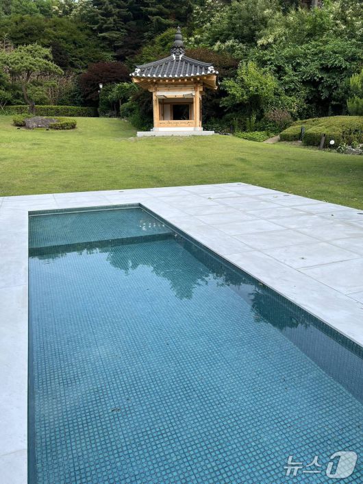 한남동 대통령 관저 정원에 위치한 수영장. 깊이가 옅고  길이도 길지 않아 윤석열 전 대통령 측이 '반려견 수영장'으로 사용한 것 아니냐는 의심을 사고 있다. (민주당 박홍근 의원 SNS 갈무리)  ⓒ 뉴스1