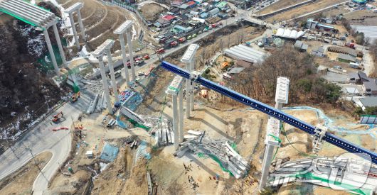 25일 오후 경기도 안성시 서운면 서울-세종고속도로 다리 건설현장에서 교량이 붕괴된 모습이 보이고 있다. 이날 소방서에 따르면 공사 현장에서는 빔 설치를 위한 장비를 이동하다 철제 구조물이 무너지며 교각 위 설치된 가로 콘크리트 지지대가 땅 아래로 떨어졌다. 2025.2.25/뉴스1 ⓒ News1 이승배 기자