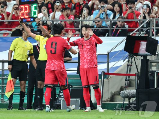 10일 오후 서울 마포구 상암동 서울월드컵경기장에서 열린 2026 국제축구연맹(FIFA) 북중미 월드컵 아시아 3차 예선 B조 10차전 대한민국과 쿠웨이트의 경기, 대한민국 손흥민이 교체 투입되고 있다. 2025.6.10/뉴스1 ⓒ News1 김도우 기자