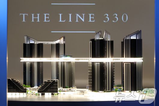 용산 정비창 전면1구역 시공자 선정을 약 2주 앞두고 수주경쟁이 치열한 양상을 띠고 있는 9일 서울 용산구 베르가모에 위치한 HDC 현대산업개발 홍보관에 복합 주거지역단지 모형이 전시돼 있다. 2025.6.9/뉴스1 ⓒ News1 이동해 기자