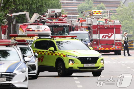 10일 서울 종로구 조계사 불교중앙박물관에서 화재가 발생해 소방관들이 진화작업을 준비하고 있다. 2025.6.10/뉴스1 ⓒ News1 이동해 기자