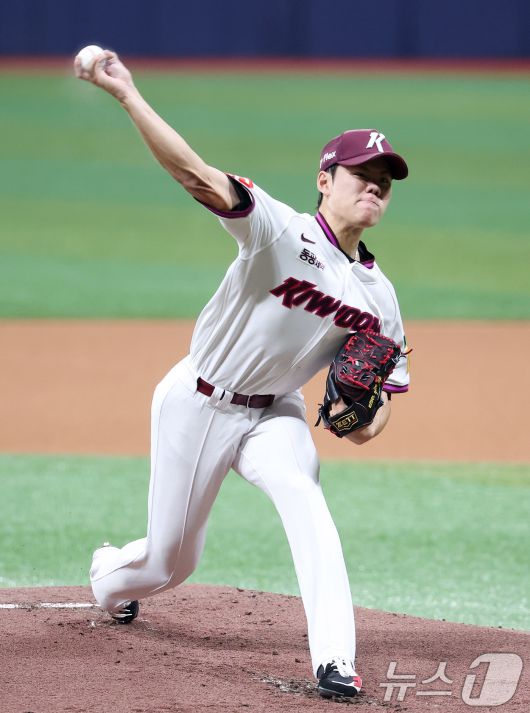 키움 선발 김윤하가 11일 서울 구로구 고척스카이돔에서 열린 '2025 신한 SOL뱅크 KBO리그' 한화 이글스와 키움 히어로즈의 경기에서 역투하고 있다. 2025.5.11/뉴스1 ⓒ News1 김성진 기자