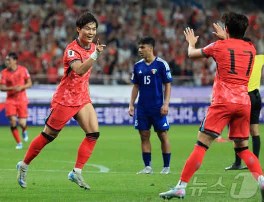 10일 오후 서울 마포구 상암동 서울월드컵경기장에서 열린 2026 국제축구연맹(FIFA) 북중미 월드컵 아시아 3차 예선 B조 10차전 대한민국과 쿠웨이트의 경기, 대한민국 오현규가 후반 팀의 세 번째 골을 넣은 뒤 환호하고 있다. 2025.6.10/뉴스1 ⓒ News1 김진환 기자