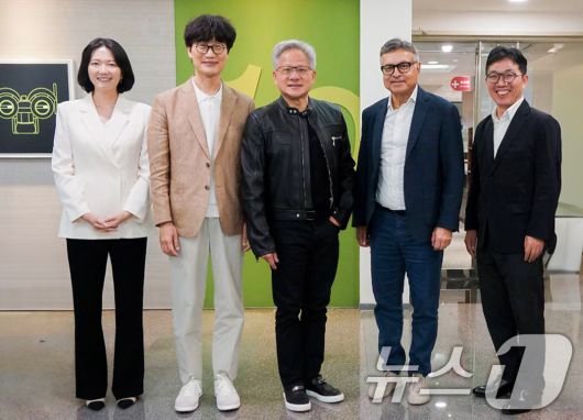 네이버는 지난 22일 엔비디아 주요 경영진과 대만 엔비디아 오피스에서 미팅을 통해 소버린AI 구축 및 대규모 AI 데이터센터 사업 확장 방안 등에 대해 논의했다고 23일 밝혔다. 최수연 네이버 대표(왼쪽부터), 이해진 네이버 이사회 의장, 젠슨 황 엔비디아 CEO, 제이 퓨리 인비디아 총괄 부사장, 김유원 네이버클라우드 대표가 기념 촬영을 하고 있다. (네이버클라우드 제공. 재판매 및 DB 금지) 2025.5.23/뉴스1