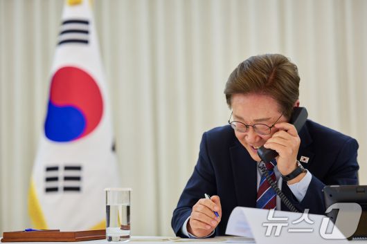 이재명 대통령이 6일 한남동 관저에서 도널드 트럼프 미국 대통령과 전화 통화를 하고 있다. (대통령실 제공. 재판매 및 DB 금지) 2025.6.6/뉴스1 ⓒ News1 허경 기자