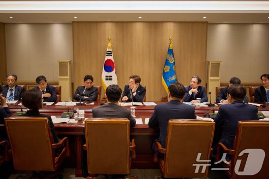 이재명 대통령이 9일 서울 용산구 대통령실 청사에서 열린 비상경제점검 TF 2차 회의를 주재하고 있다. (대통령실 제공. 재판매 및 DB 금지) 2025.6.9/뉴스1 ⓒ News1 박지혜 기자