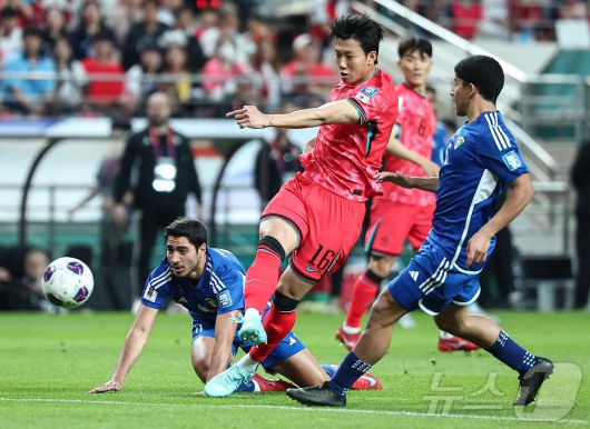10일 오후 서울 마포구 상암동 서울월드컵경기장에서 열린 2026 국제축구연맹(FIFA) 북중미 월드컵 아시아 3차 예선 B조 10차전 대한민국과 쿠웨이트의 경기, 대한민국 이한범이 슛을 시도하고 있다. 2025.6.10/뉴스1 ⓒ News1 김도우 기자