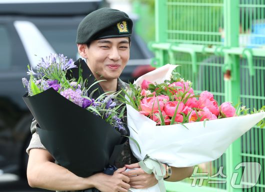 방탄소년단(BTS)의 뷔(김태형, 29)가 10일 오전 강원도 춘천시 신북읍 체육공원 축구장에서 군 복무를 마친 뒤 미소를 짓고 있다. ⓒ News1 권현진 기자